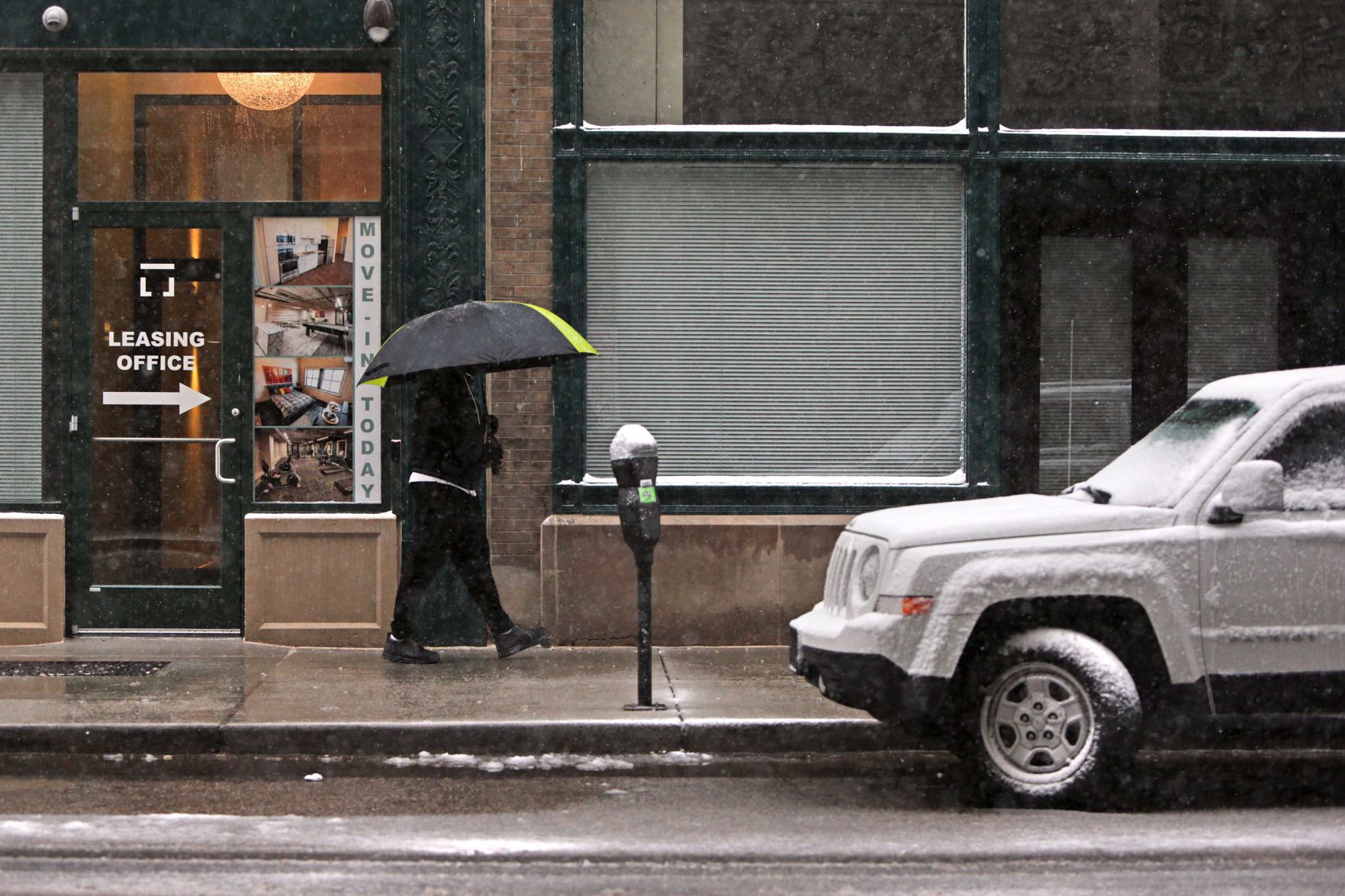 Snow falls in St. Louis
